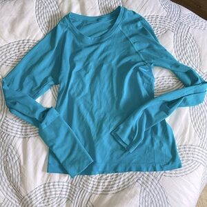Cute blue lululemon long sleeve swiftly. Size 6 supper cuteeee